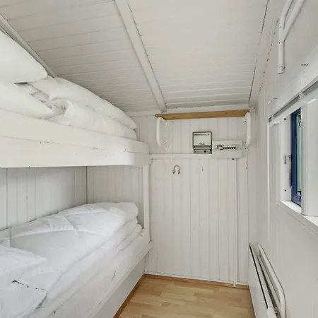 4 Person In Semesterbostad Hampen